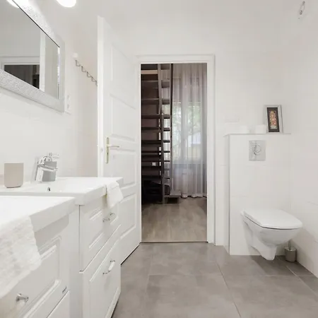 Spacious And Charming In The Centre شقة *