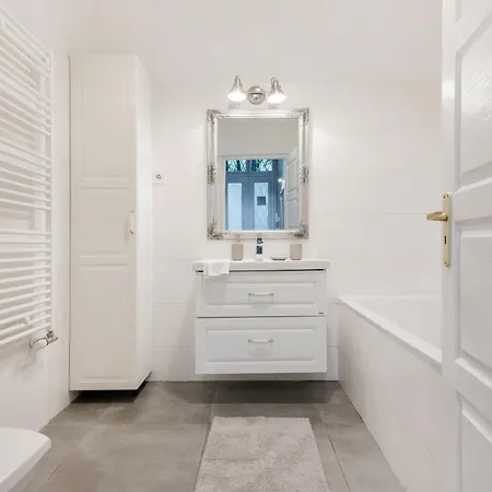 Spacious And Charming In The Centre بودابست