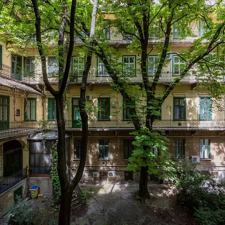 Spacious And Charming In The Centre شقة *