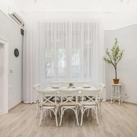 아파트 Spacious And Charming In The Centre