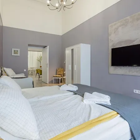 Spacious And Charming In The Centre شقة بودابست