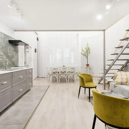 Spacious And Charming In The Centre شقة